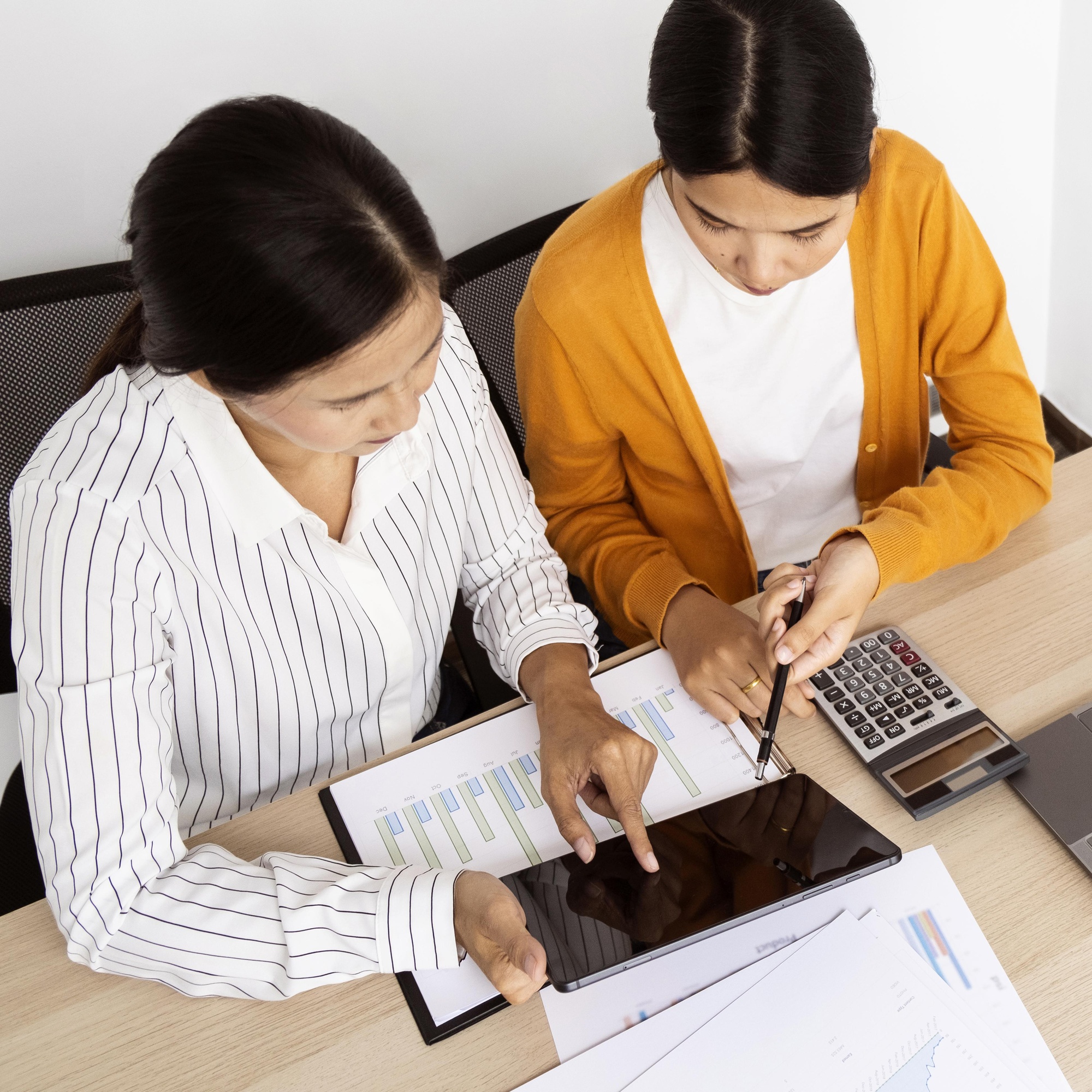 women-working-together-innovative-project-work